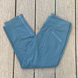 Athleta Women’s Sage Green Capri Leggings w/ Pockets and Zip Size XXS